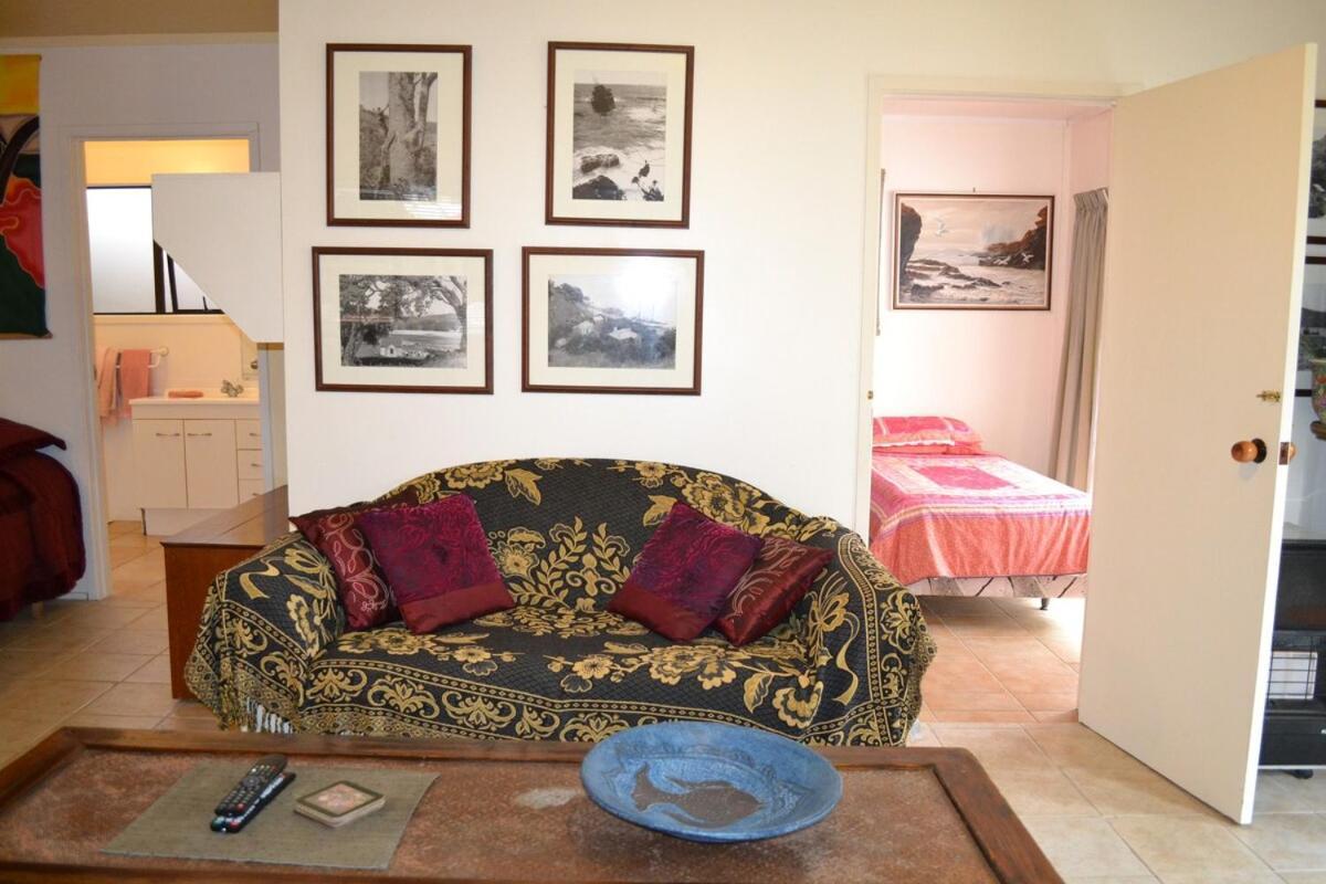 Great Barrier Oasis Lodge Tryphena 外观 照片