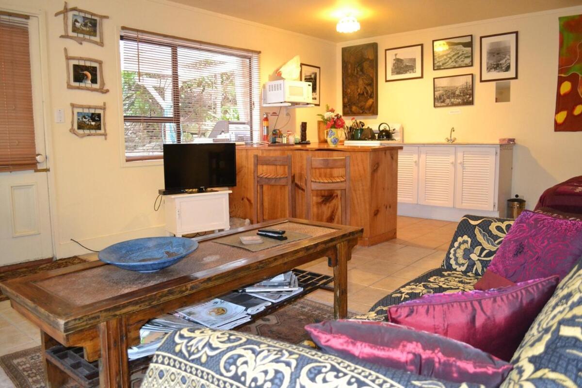 Great Barrier Oasis Lodge Tryphena 外观 照片
